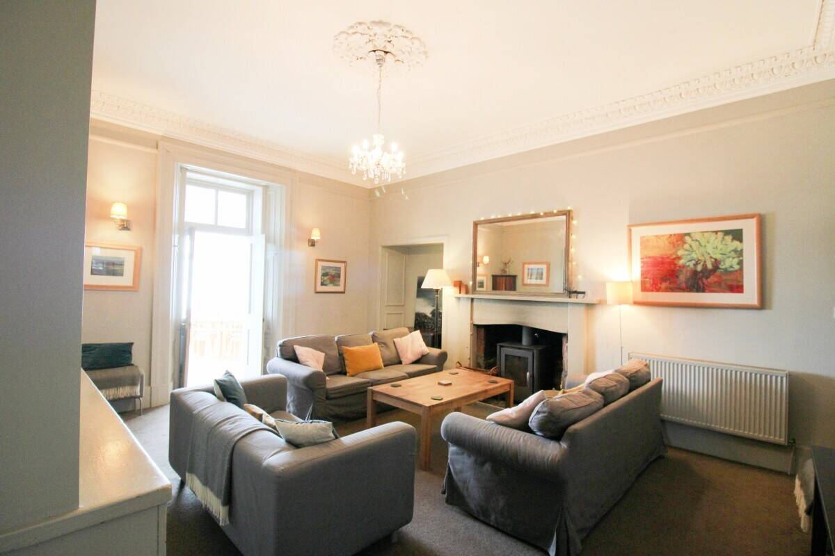 Victorian Villa with 8 Letting Rooms and Owner's Apartment on Thriving Scottish Island Photo 2