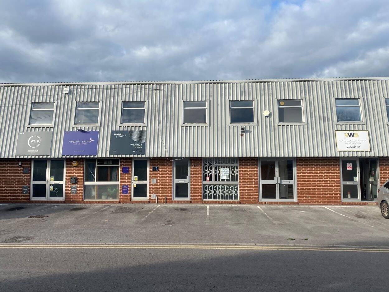 Two-Storey Mid-Terrace Virtual Freehold Office/Industrial Space in Reading, Caversham Photo 2