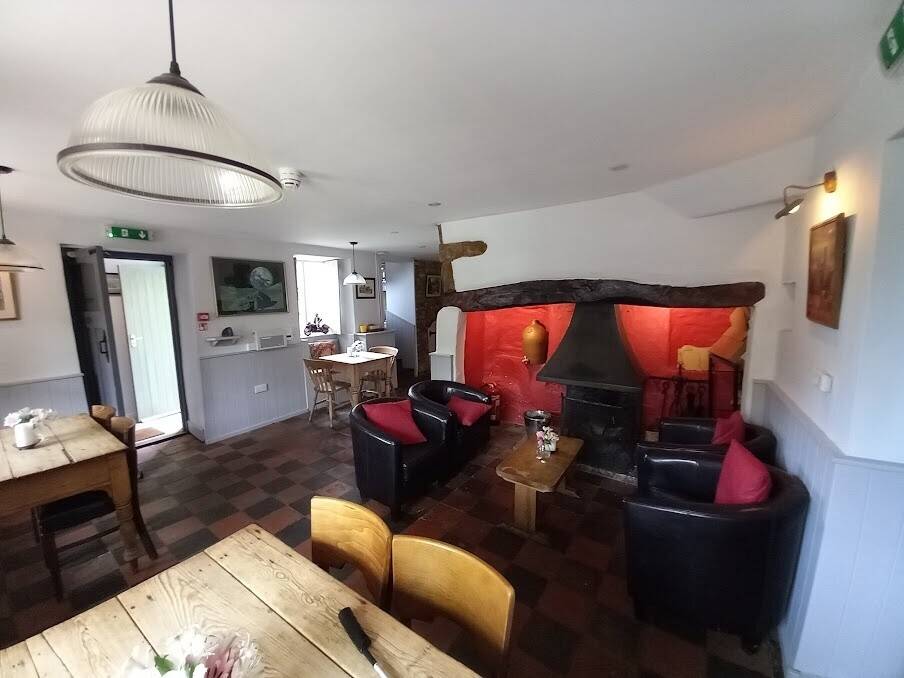 Historic 17th Century Oxfordshire Village Pub with Accommodation and Gardens for Sale Photo 3