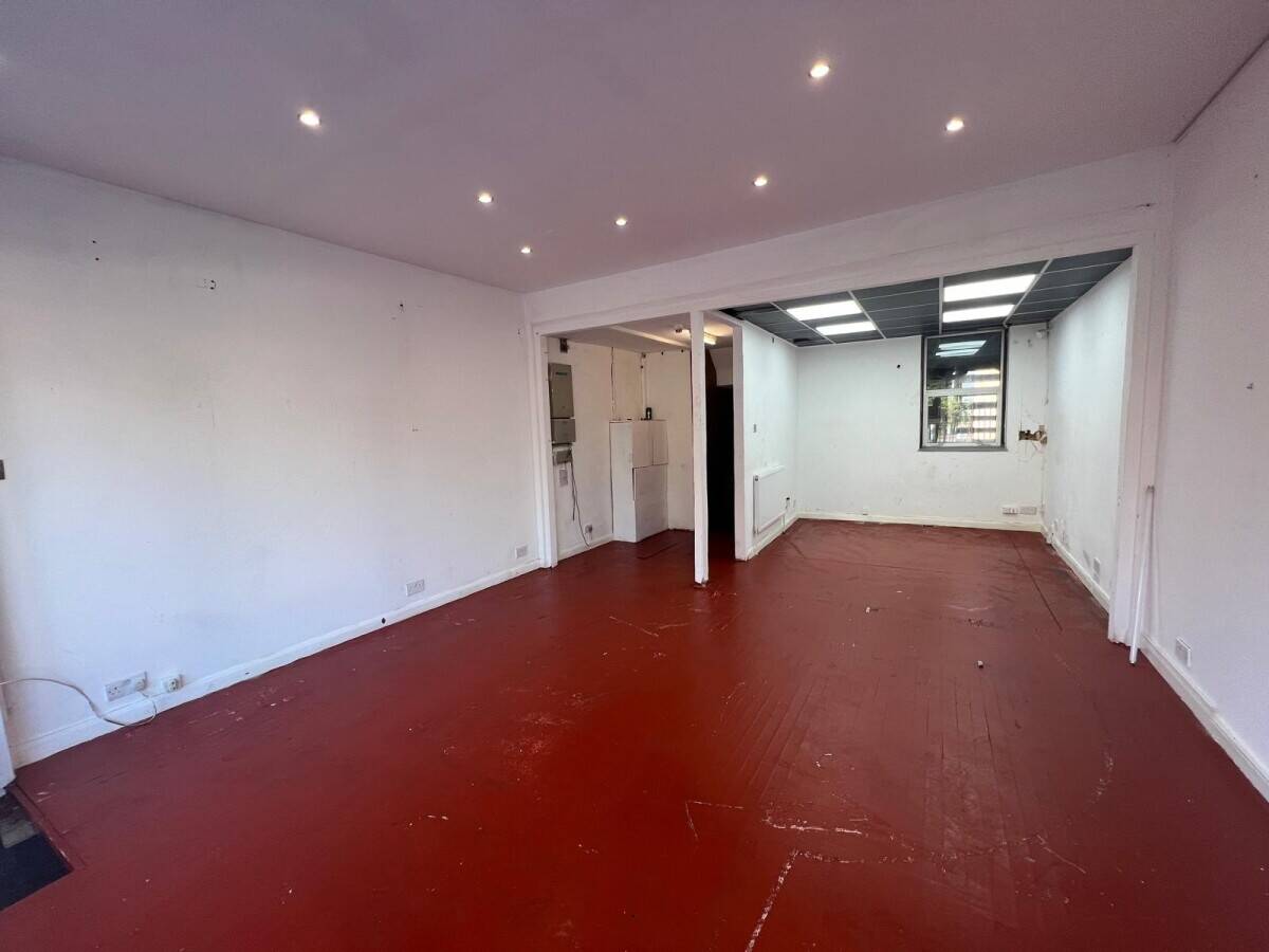 Shop to let -Ilford High Road Photo 2