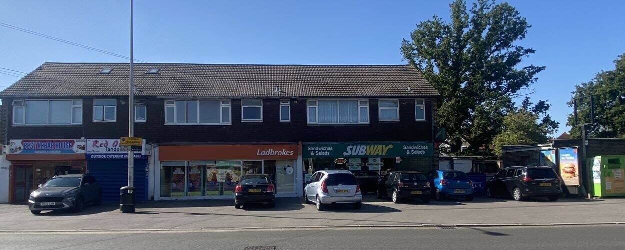 High Demand Commercial Mixed-Use Property in Reading, Berkshire with Ample Parking Photo 3