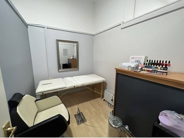 Spacious Beauty Salon Commercial Property in Prime Edinburgh Location for Sale Photo 2