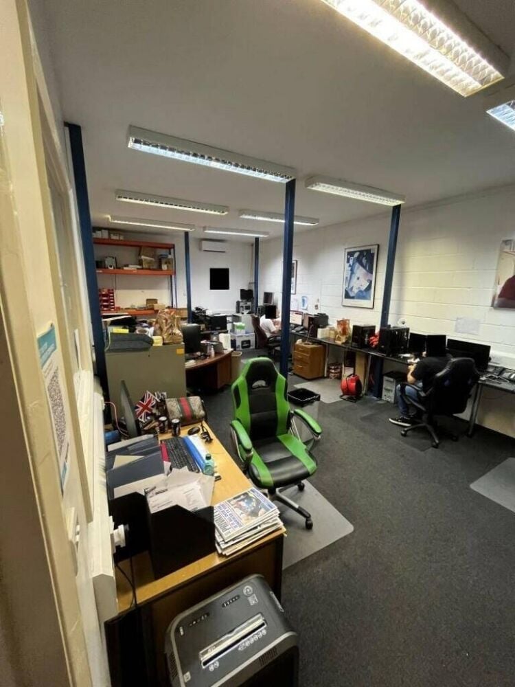 Spacious Multi-Use Warehouse in Surbiton, London with Parking and Excellent Access Photo 2