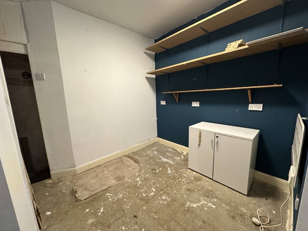 Cheap small retail unit to let on the edge of the thriving Peak District Photo 2