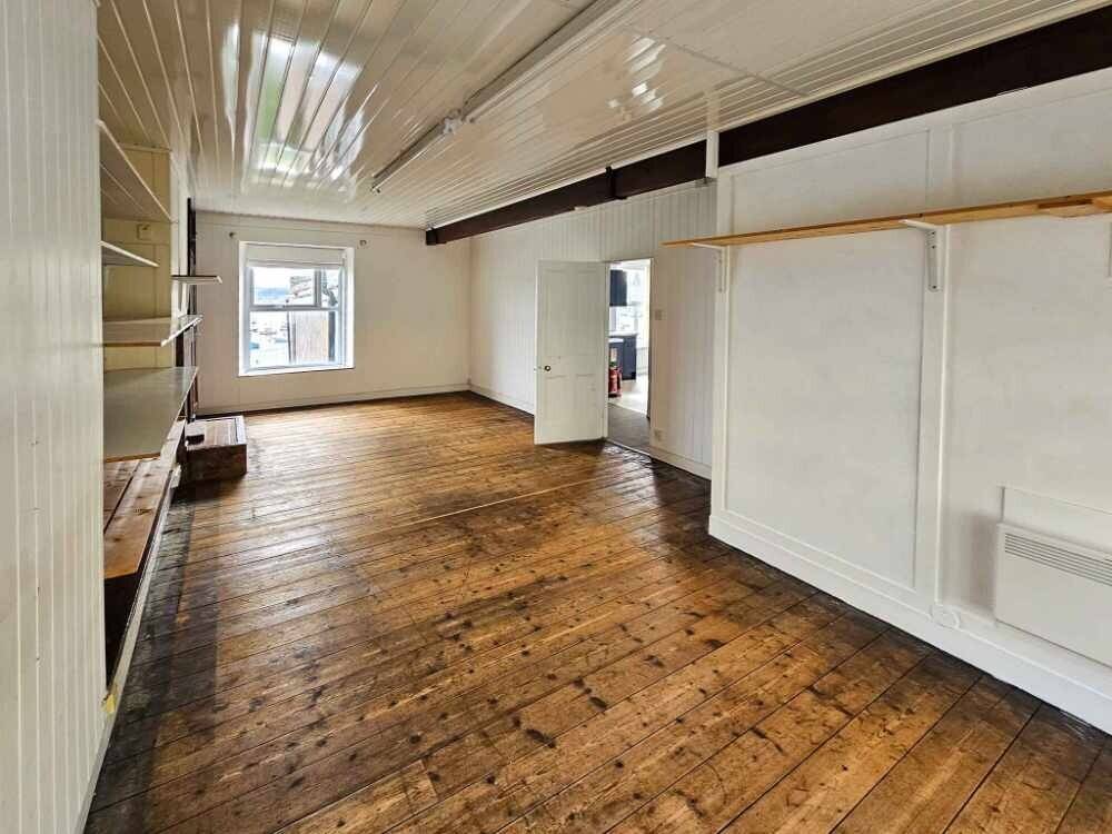A Centrally Located Office Suite To Let Photo 2