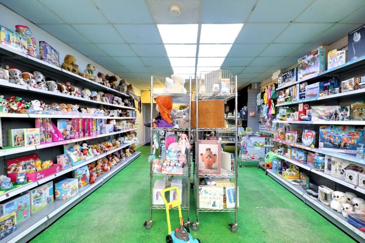 RETAIL SHOP - APPROX 526 SQ. FT. Photo 2