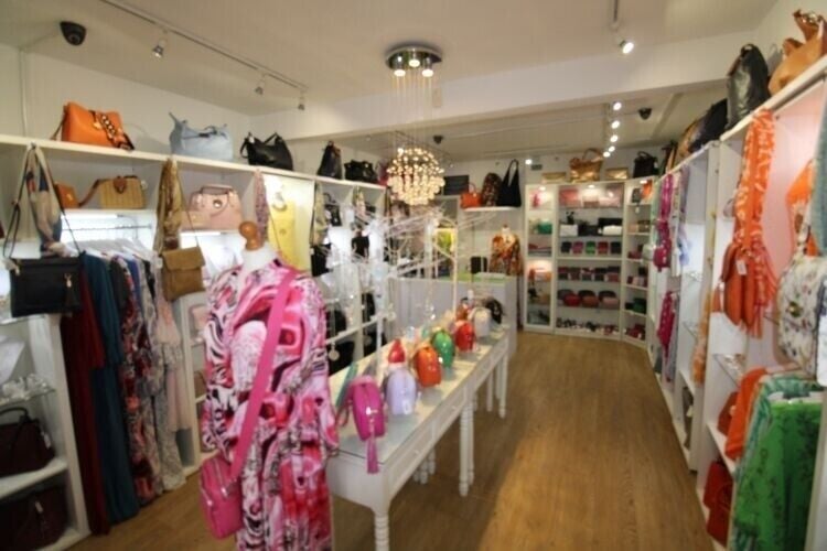 Prime Retail Unit with Conversion Potential in Leighton Buzzard's Market Square Photo 2