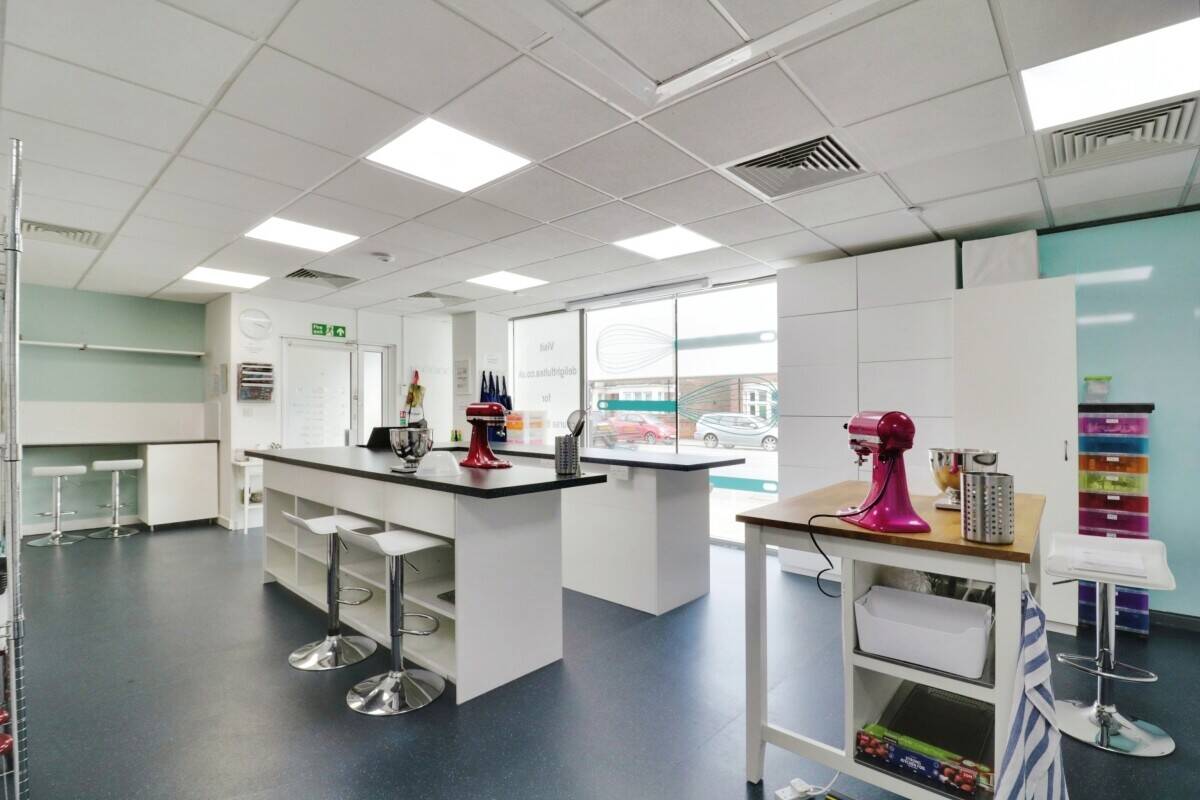 Prime Retail Shop/Office Space Available for Rent in Southend on Sea Essex Photo 2