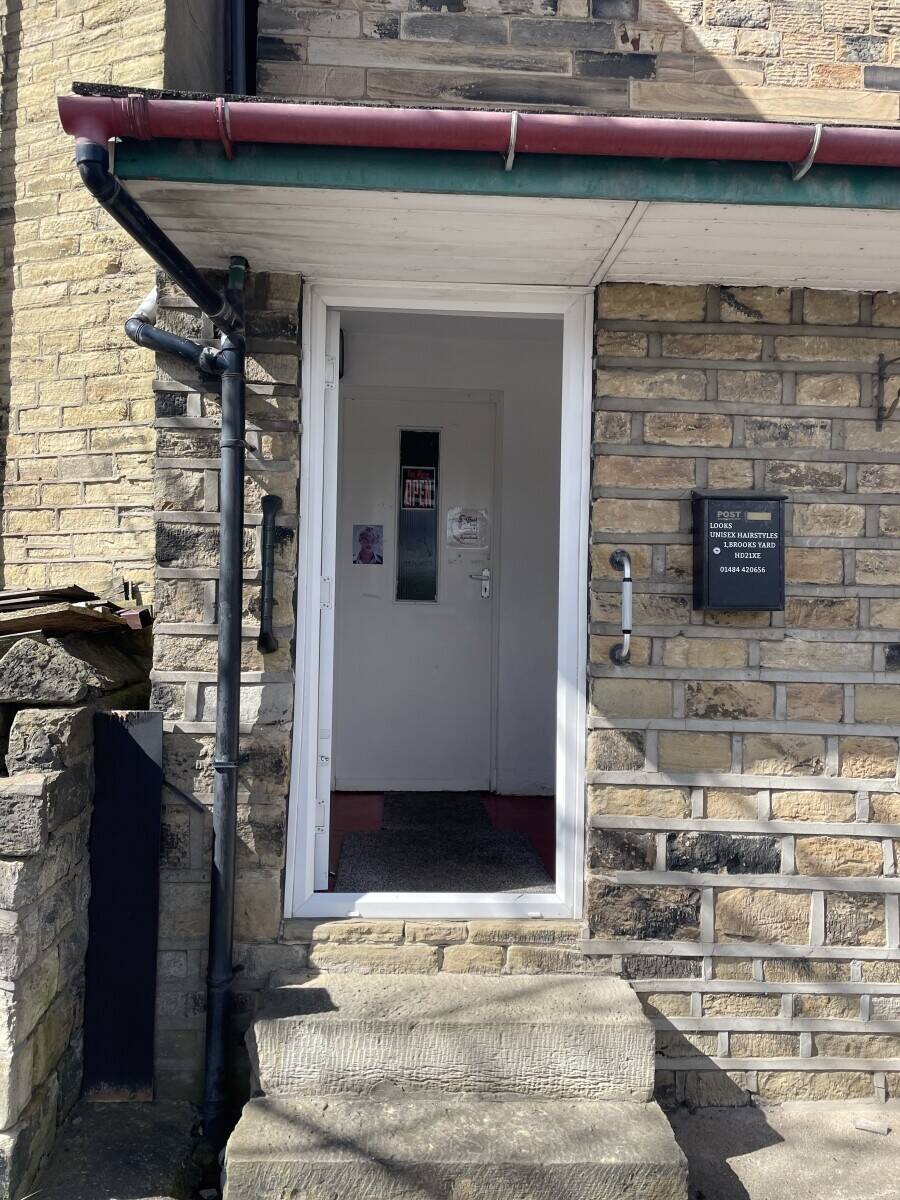 Prime Ex-Hairdressers First Floor Unit Available for Rent in Huddersfield Photo 2