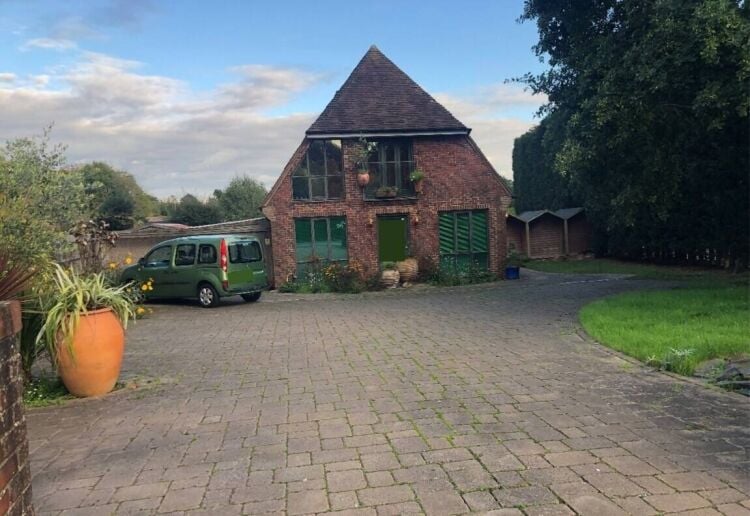 Chiropractic Clinic with Two-Bedroom Accommodation, Garden, and Parking for Sale in Burgess Hill Photo 2