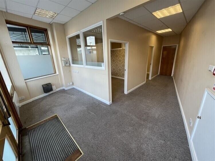 Prime Retail/Office Space Available Immediately in Central Newton Abbot Photo 2