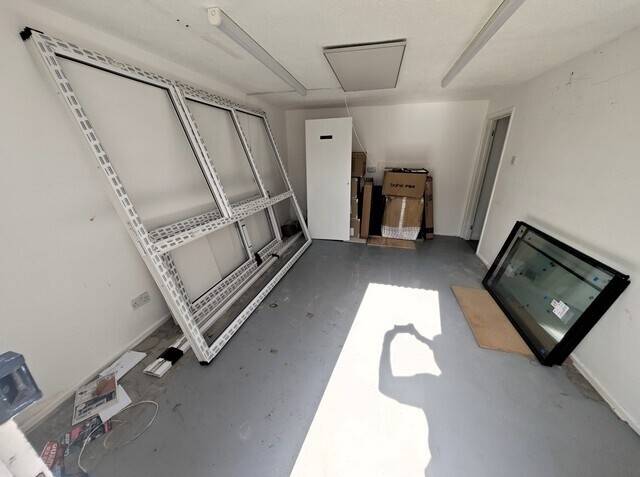 RETAIL SHOP / OFFICE / SHOWROOM / STUDIO PRICE: £6,000 PER ANNUM TO LET COLCHESTER - ESSEX Photo 2
