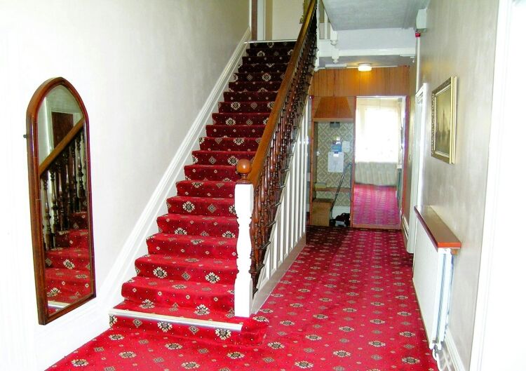 Prime Letting Investment Property Near Clifftop in Bournemouth, Ideal for Airbnb Photo 2