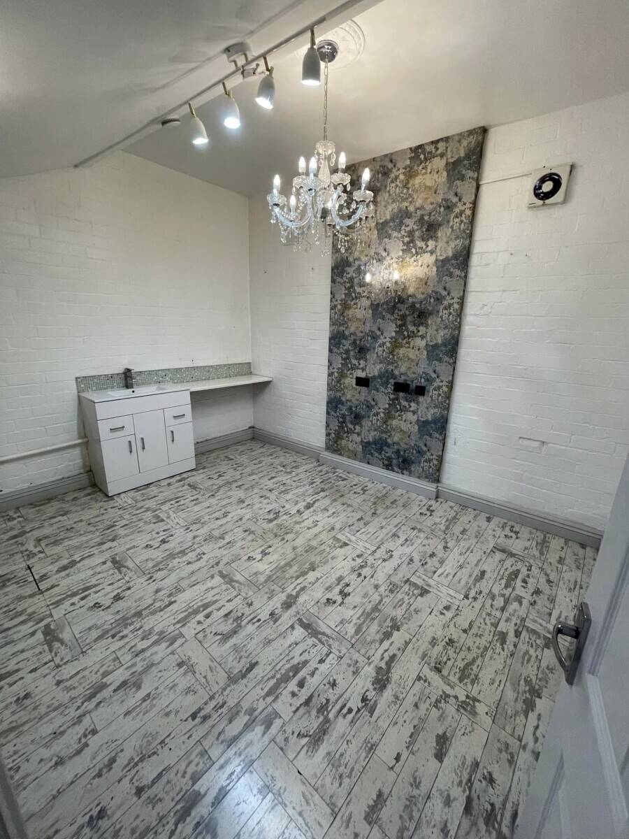 Prime Salon Space Available for Rent in Goole - Fully Equipped and Ready for Business! Photo 2