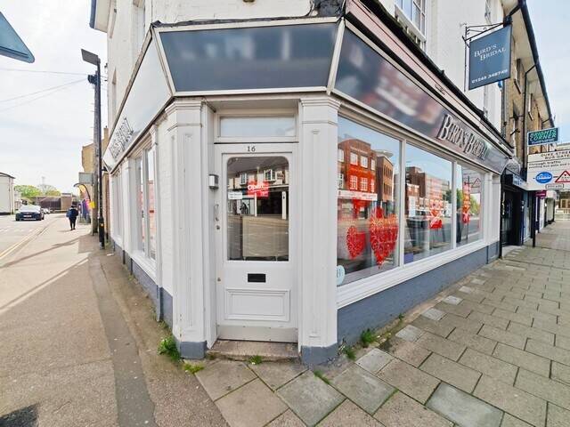 Prime Retail Shop for Lease in Bustling Chelmsford, Essex Photo 2