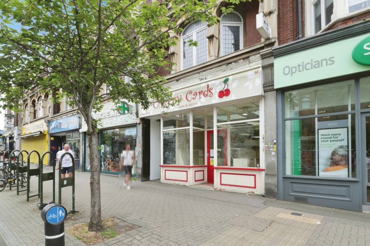 RETAIL SHOP - APPROX. 1,745 SQ. FT. Photo 2