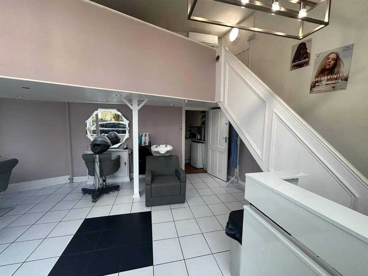 Boutique Hair Salon in Winchmore Hill's Vibrant Heart, Leasehold with Potential for Renewal Photo 2