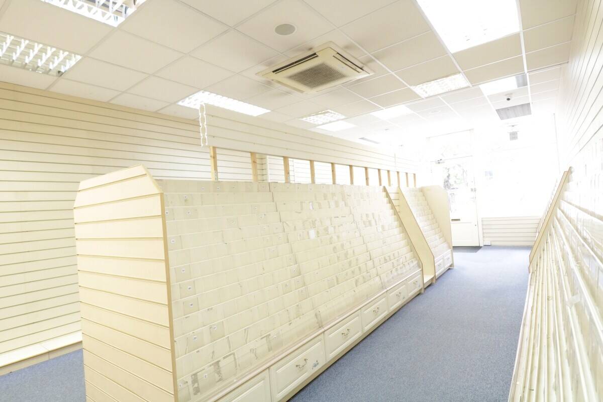 RETAIL SHOP - APPROX. 1,745 SQ. FT. Photo 2