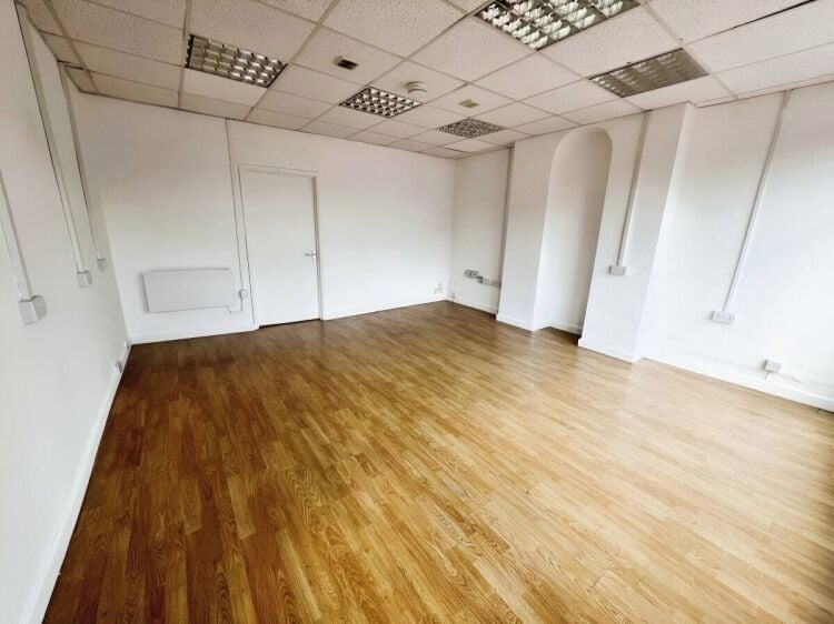 Ground Floor Shop/Office Space Available to Rent in Farnborough's Busy High Street. Ample Parking Av Photo 2