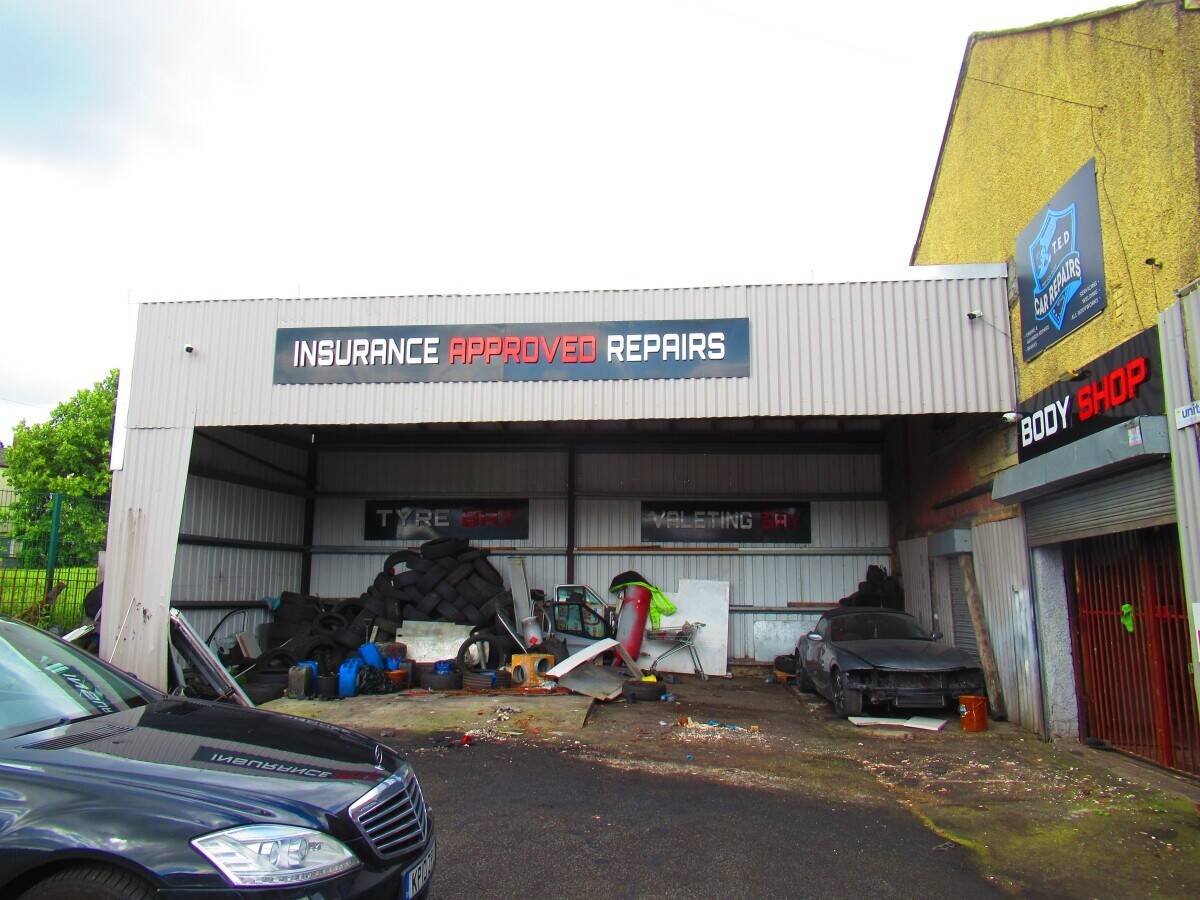 Spacious Garage for Lease in Blackburn, Ideal for Automotive Businesses Photo 2