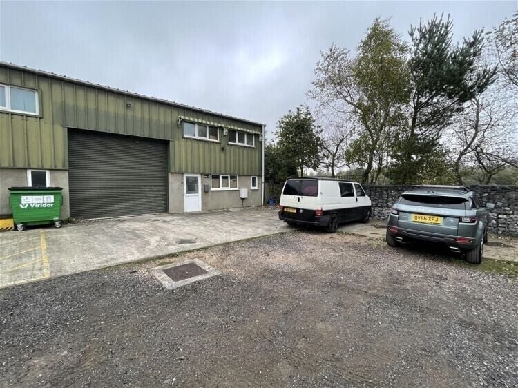 Light Industrial Unit with Mezzanine For Sale in Ipplepen Photo 2