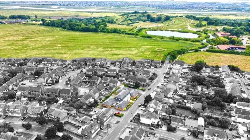 Prime Development Opportunity with 14 Bedroom Care Home and 2 Flats in Hadleigh, Essex Photo 2