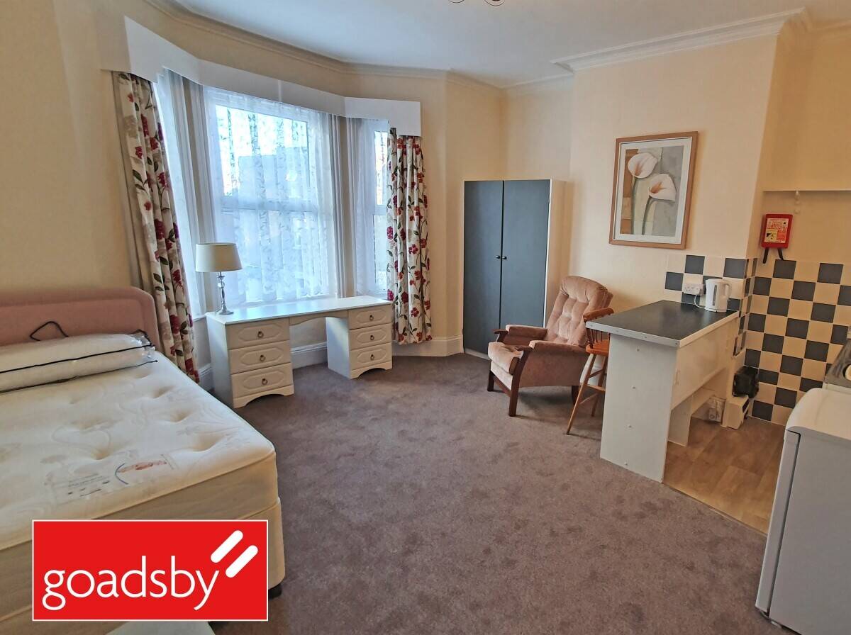 Refurbished HMO Corner Property in Bournemouth - Ideal for Airbnb or Home & Income Photo 1