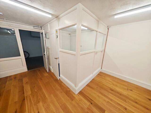 E-CLASS RETAIL / OFFICE / SHOWROOM / STUDIO PRICE: £6,000 plus VAT PER ANNUM TO LET – LEASEHOLD Photo 2