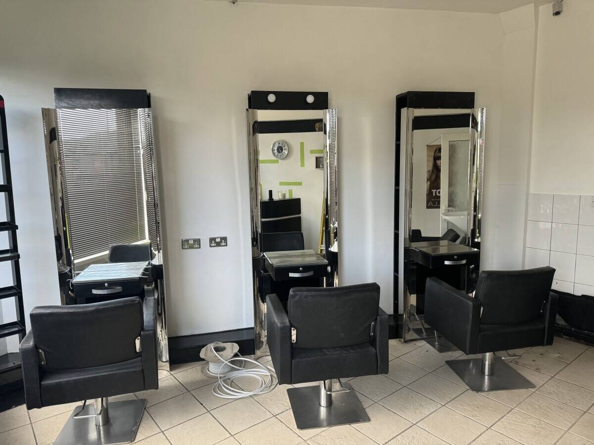 Prime Spot Ex Professional Hair Salon for Rent in Huddersfield West Yorkshire Photo 2
