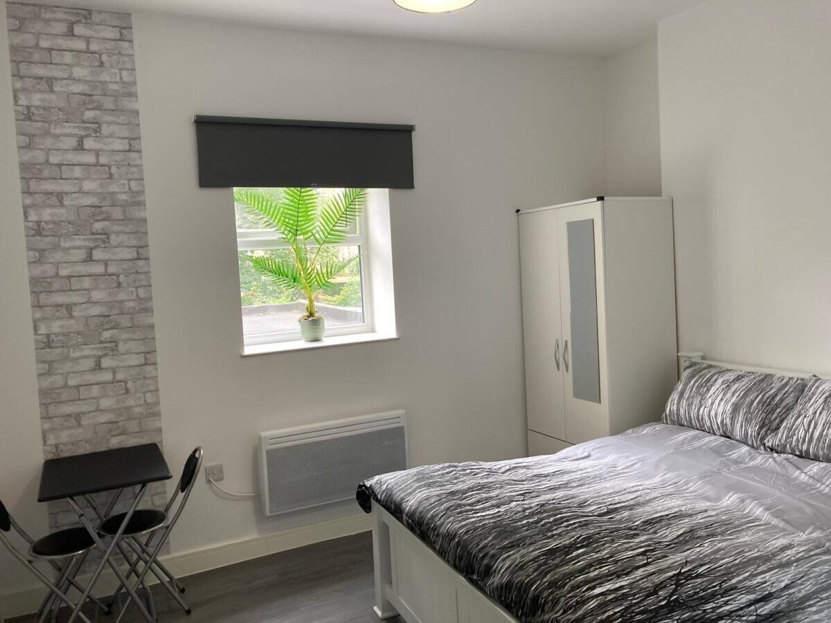 Prime Commercial-Residential Property in Mitcham London Boasts 5 Studio Flats and Thriving Business Photo 1