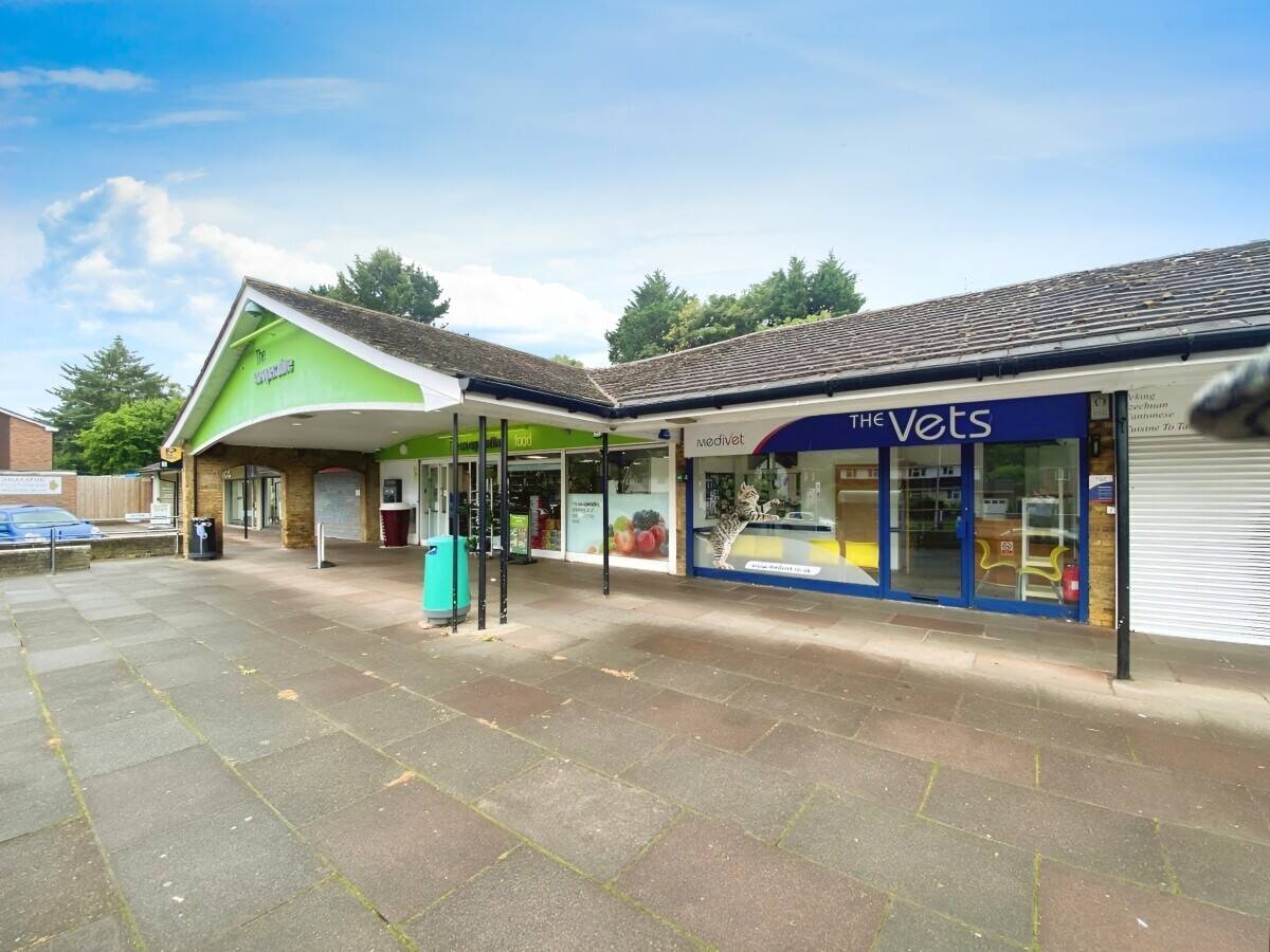Prime Location Commercial Property Available For Lease in Tilehurst Local Centre Photo 2