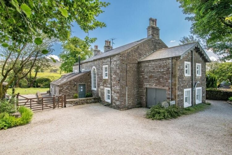 18th Century Luxury B&B, Detached Cottage, and Paddock in North Yorkshire for Sale Photo 2
