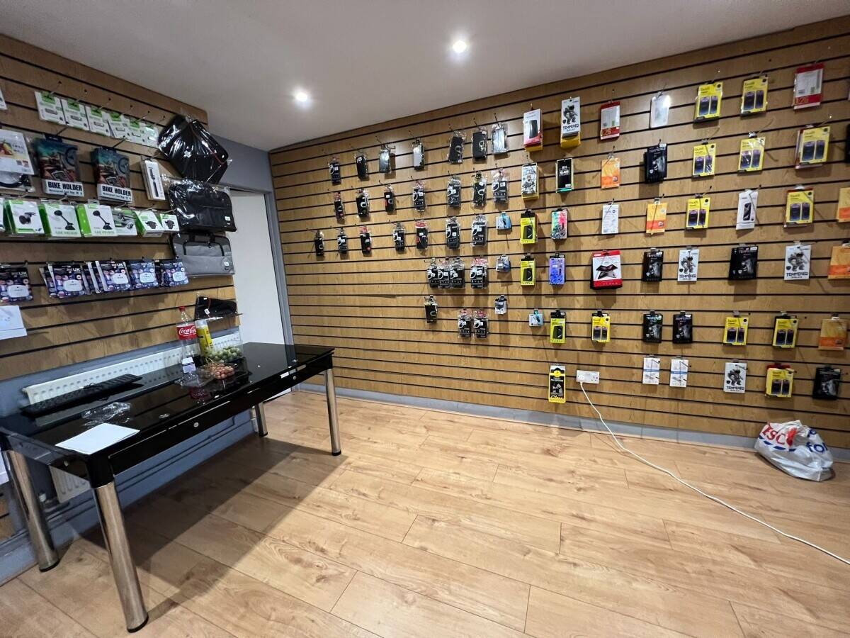 Mobile shop business for sale located at high road ilford Photo 1