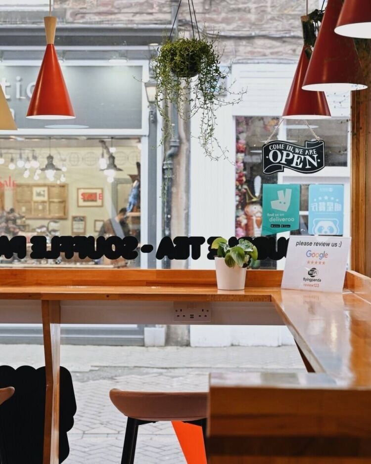 Prime Retail Space for Sale in Pedestrian-Friendly Edinburgh City Centre Photo 2