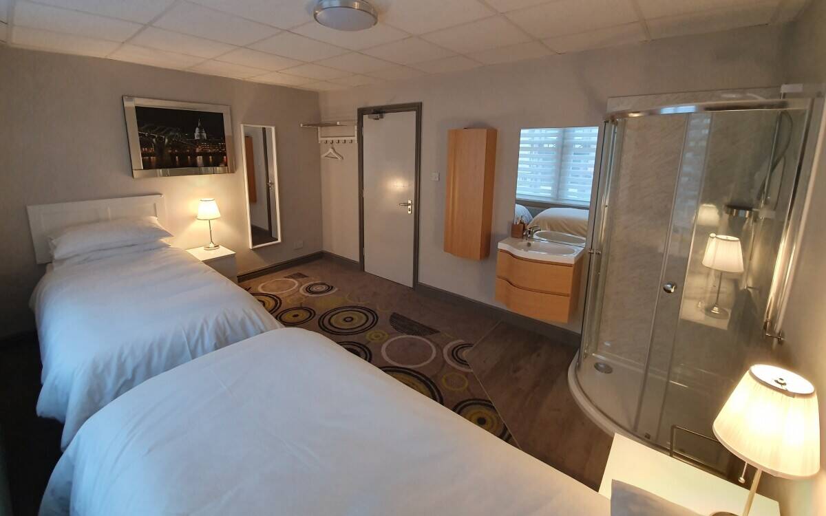 A Whole of Building, C1 Licensed Six Bedroom Property ideal for  Holiday and Short Term Lets Photo 2