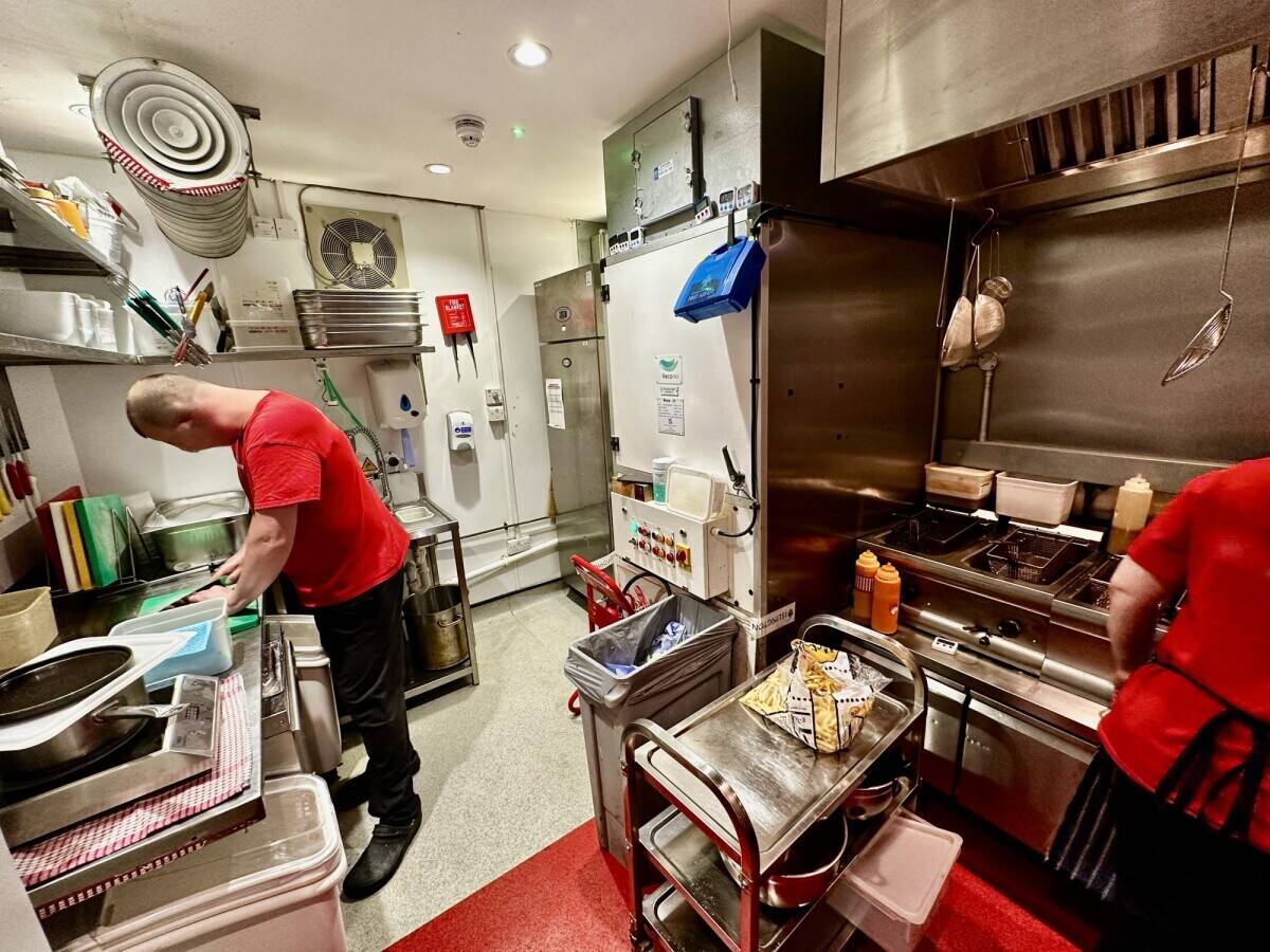 Prime Leasehold Opportunity in Finsbury Park - Fully Fitted and Versatile Restaurant/Bar/Takeaway Sp Photo 2
