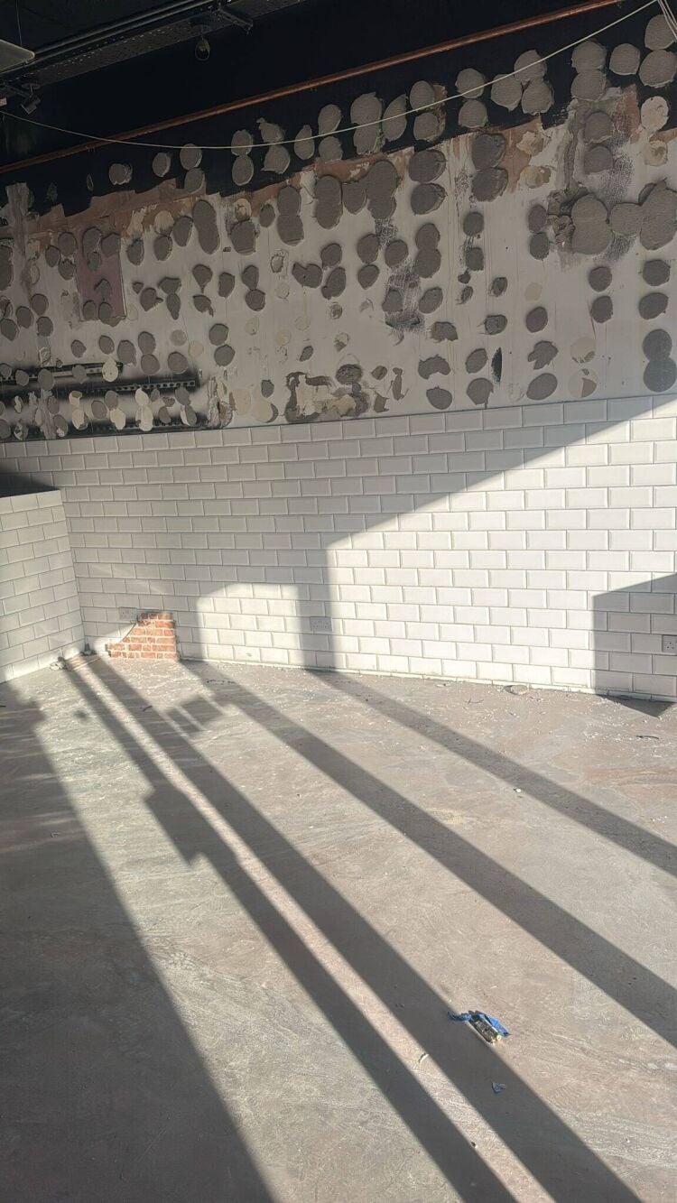 Prime Location Takeaway/Restaurant Space Available on Hounslow High Street Photo 2