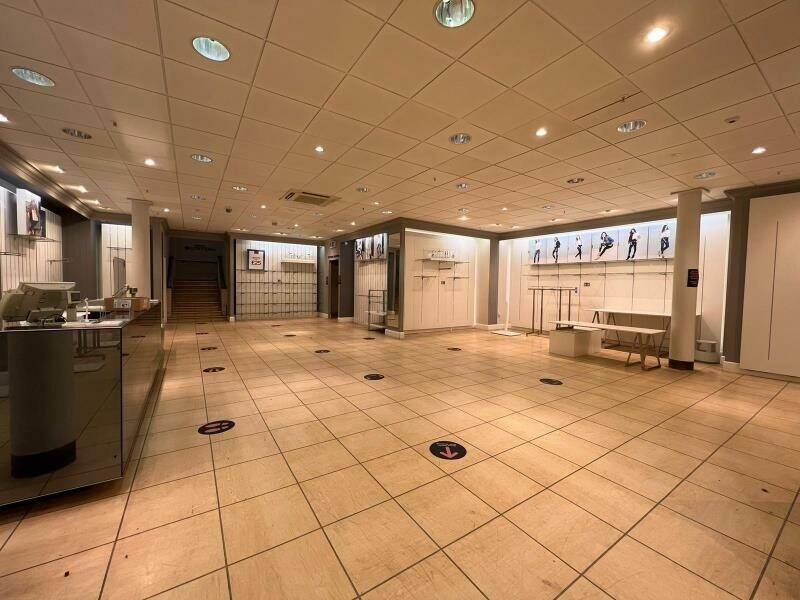 Grade II Listed Commercial Property with Ground Floor and Basement Space in Southend on Sea Essex Photo 2
