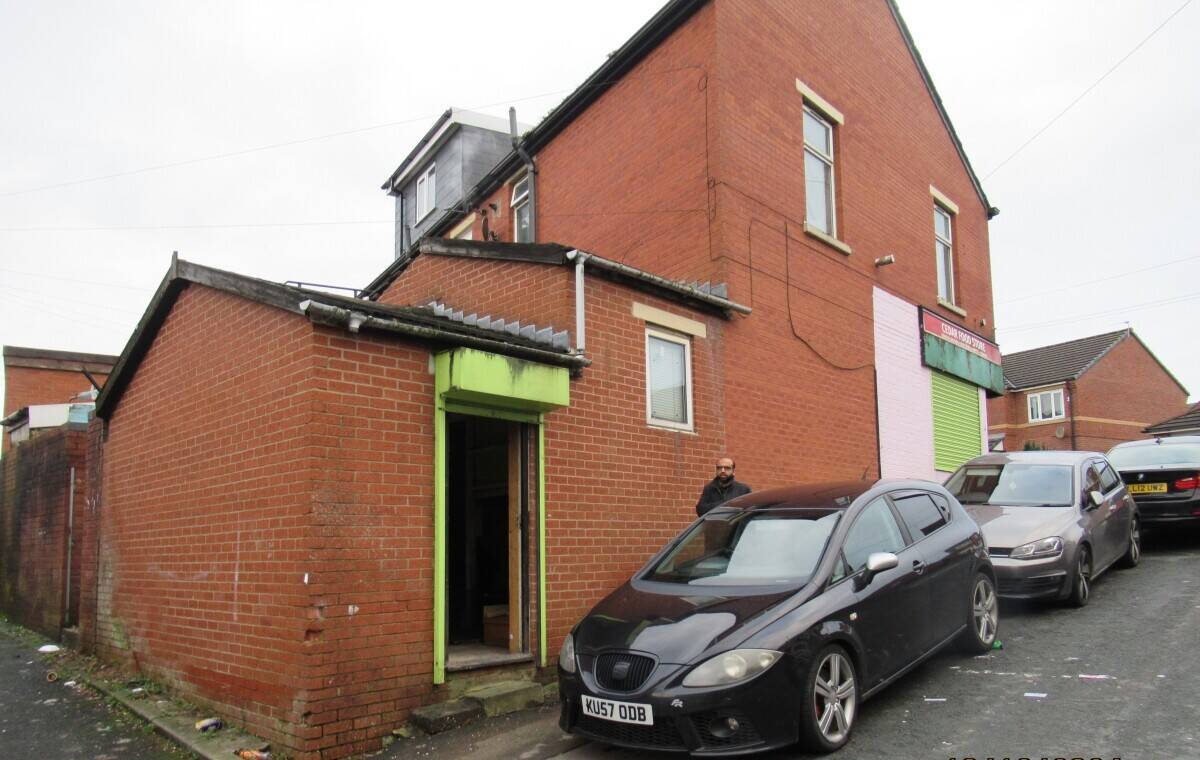 REDUCED RENT ON LARGE SHOP PREMISES IN BLACKBURN Photo 2