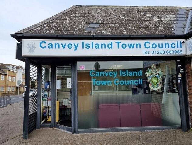 LOCK UP SHOP/OFFICE WITH CAR PARKING PRICE: £12,000 PER ANNUM - LEASEHOLD LOCATION – HIGH STREET Photo 2