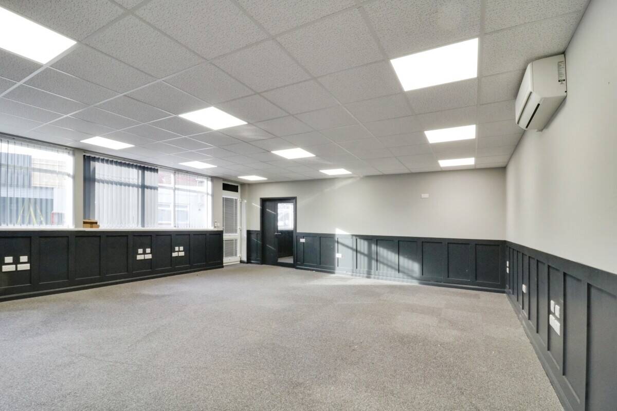 MODERN OFFICE - HIGH ROAD, BENFLEET Photo 3