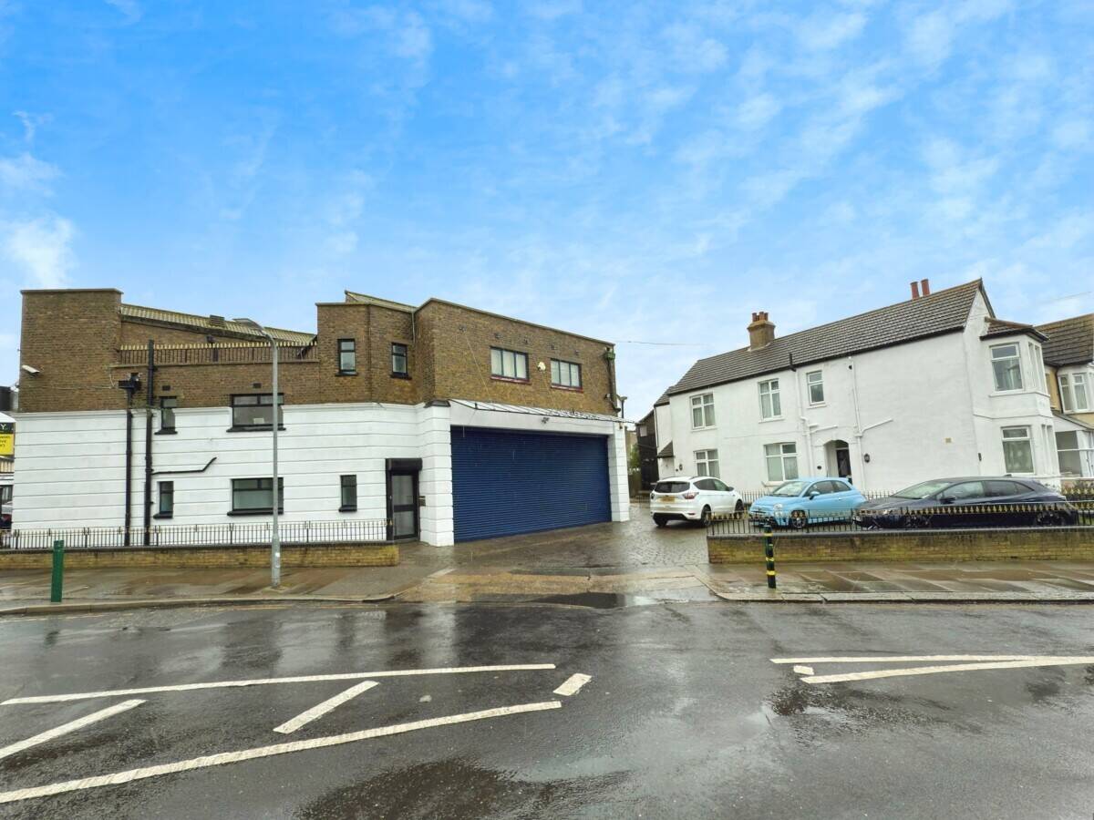 Prime Showroom & Office Space with Heavy Goods Lift – Chase Road, Southend-on-Sea Photo 3
