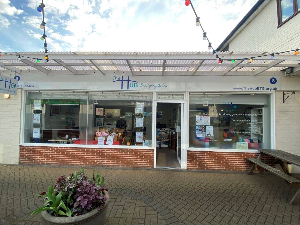 Spacious Commercial Premises To Let in Goring On Thames in Shopping Arcade Photo 2