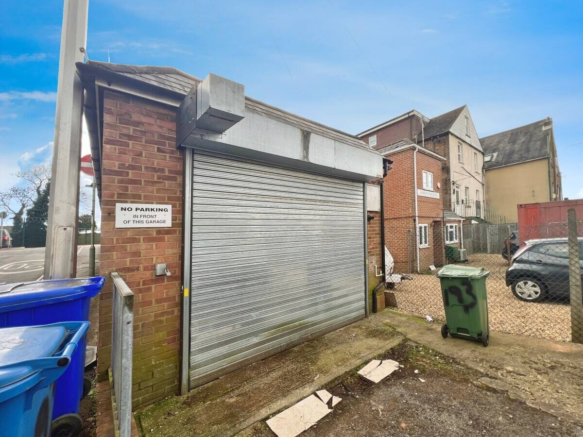 Exciting Lease Opportunity in Farnborough, Hampshire! Available Immediately On A New FRI Lease! Photo 2