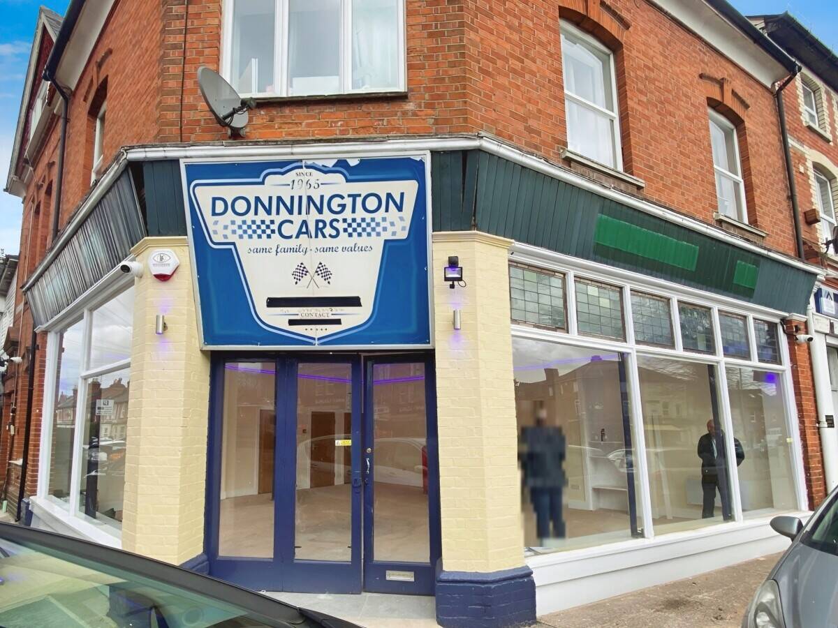 Refurbished Motor Showroom and Workshop To Let in Reading, 37 Erleigh Road - Available Immediately Photo 2