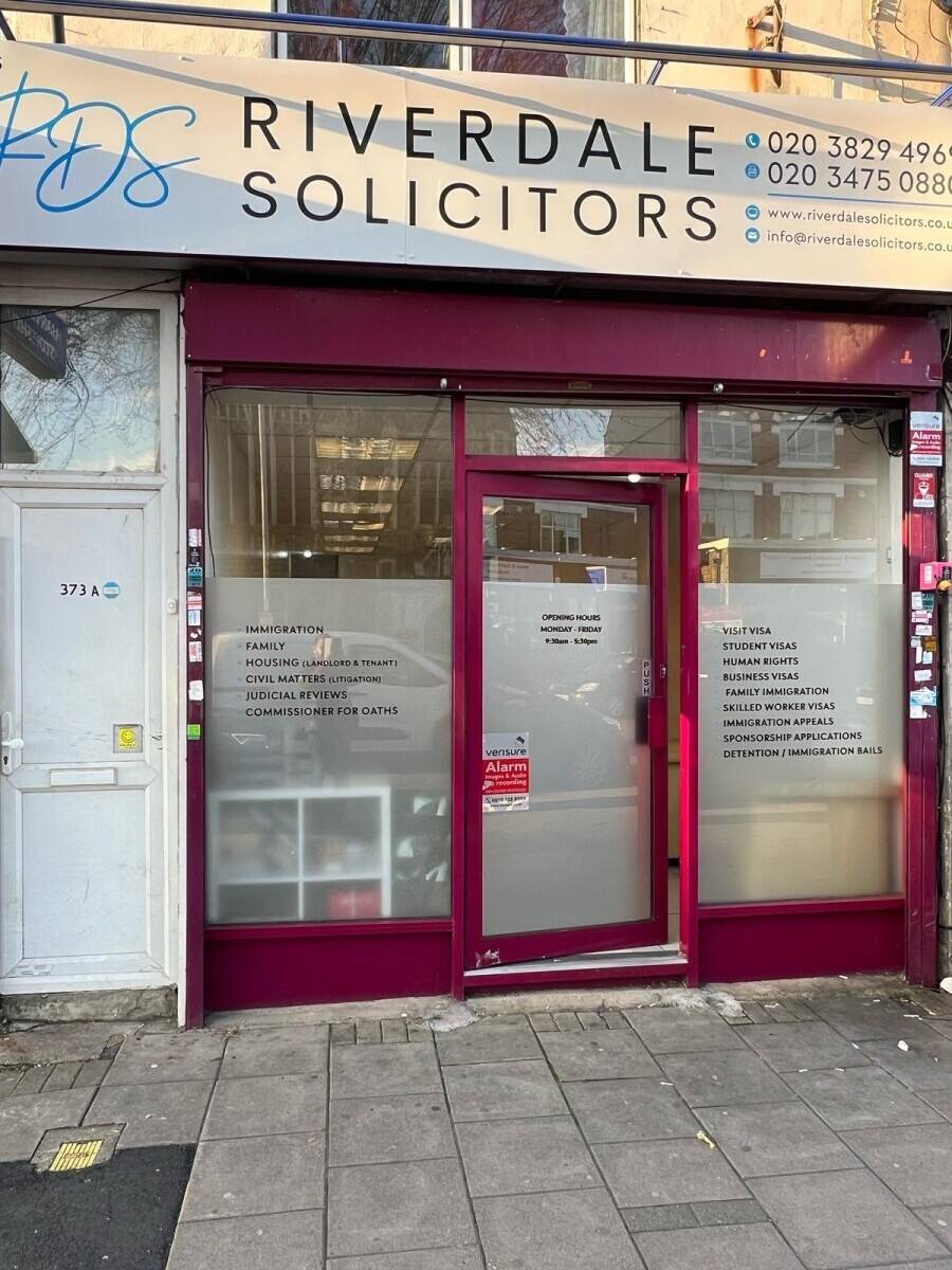 Shop front to let located at main high road ilford Photo 3