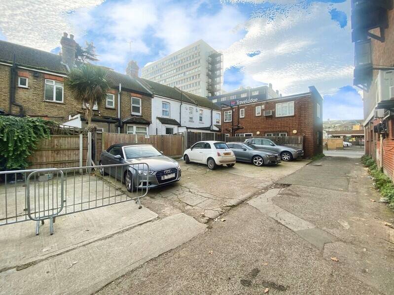 Prime Investment Opportunity in Central Southend - Potential for Residential Conversion Photo 2