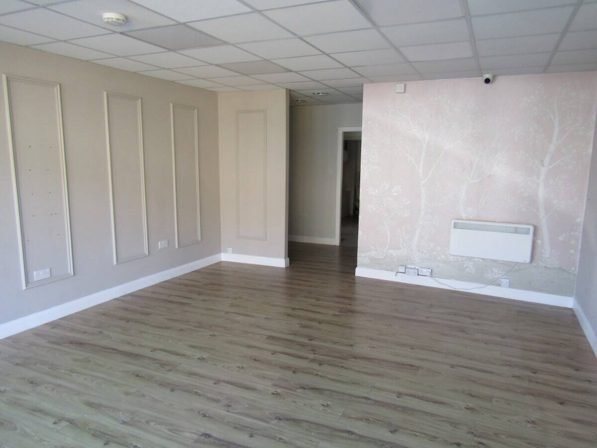 Shop and Flat To Let in Popular Parade of Shops Photo 3