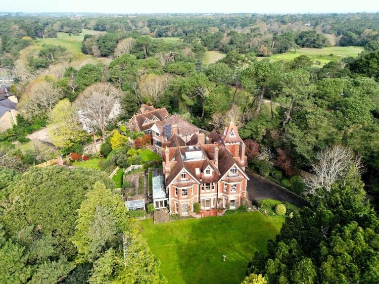 Majestic Property with Income Potential and Sea Views in Bournemouth Dorset Photo 3