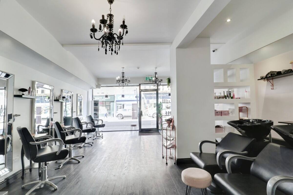 Prime Location Hair & Beauty Salon in Westcliff-on-Sea Ready for Immediate Operation Photo 2